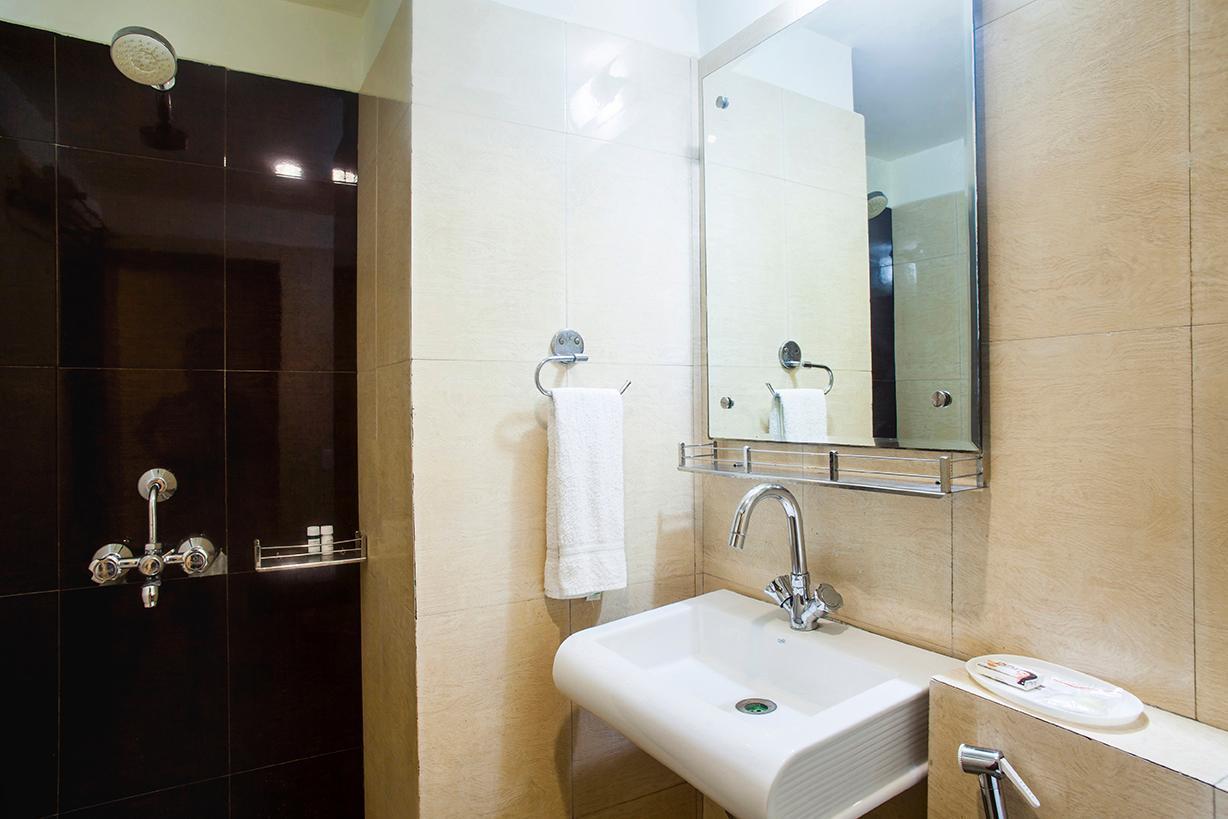 אגרה Hotel Poonam Plaza מראה חיצוני תמונה