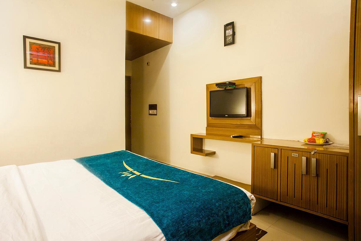 אגרה Hotel Poonam Plaza מראה חיצוני תמונה