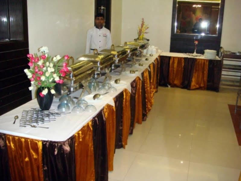 אגרה Hotel Poonam Plaza מראה חיצוני תמונה